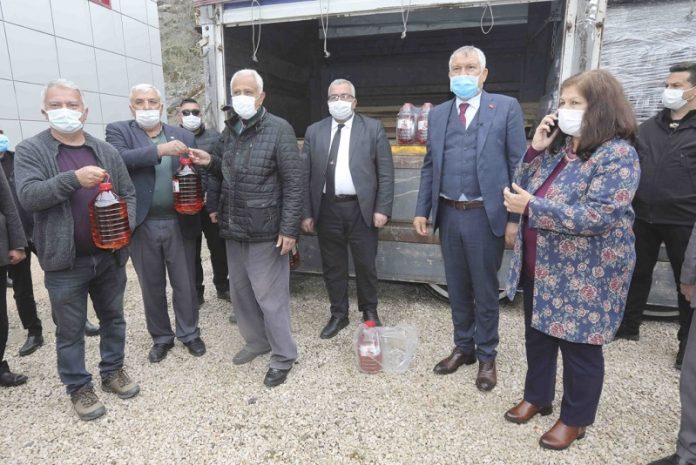 Belediye üreticilere sirke dağıttı